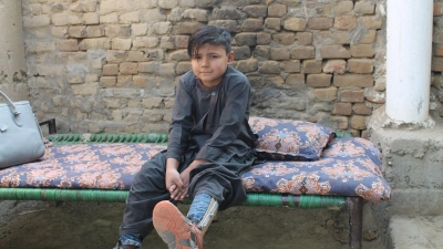 Abid trägt eine Schiene, seit er sich mit Polio infiziert hat. (Foto: Nabila Lalee/dpa)