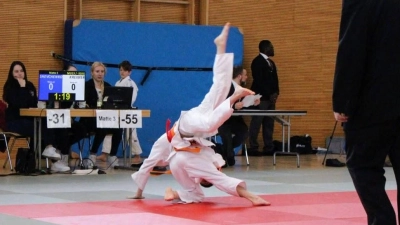 Christian Kreimer (unten) mit einem Hüftwurf. (Foto: Jörg Bischoff)