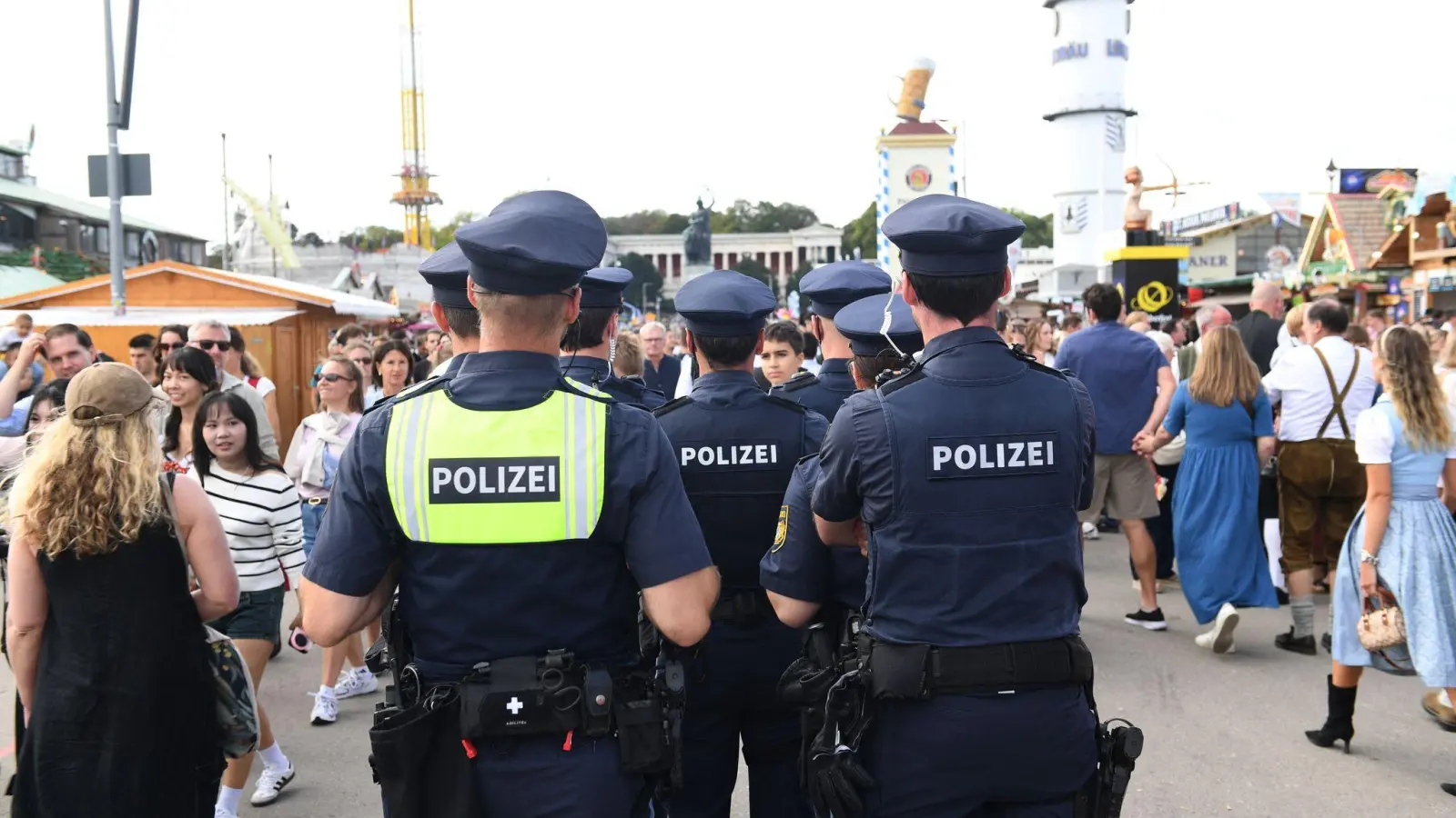 Die Polizei nahm den 45-Jährigen vorläufig fest und stellte sein Mobiltelefon sicher. (Symbolbild) (Foto: Felix Hörhager/dpa)