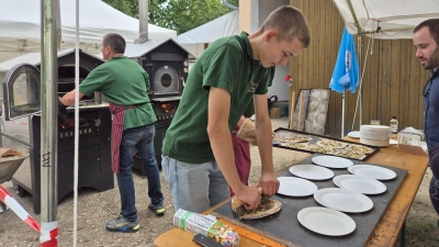 Zwei Pizzaöfen hatte der Heimatverein beim Brotbackfest im Einsatz, um alle Hungrigen zügig satt zu bekommen.  (Foto: Christina Özbek)