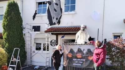 Stefanie und Larry Cooper bei ersten Vorbereitungen im Vorgarten. Wie das Haus dieses Jahr gestaltet sein wird, bleibt bis Halloween eine Überraschung.  (Foto: Michaela Krauth)