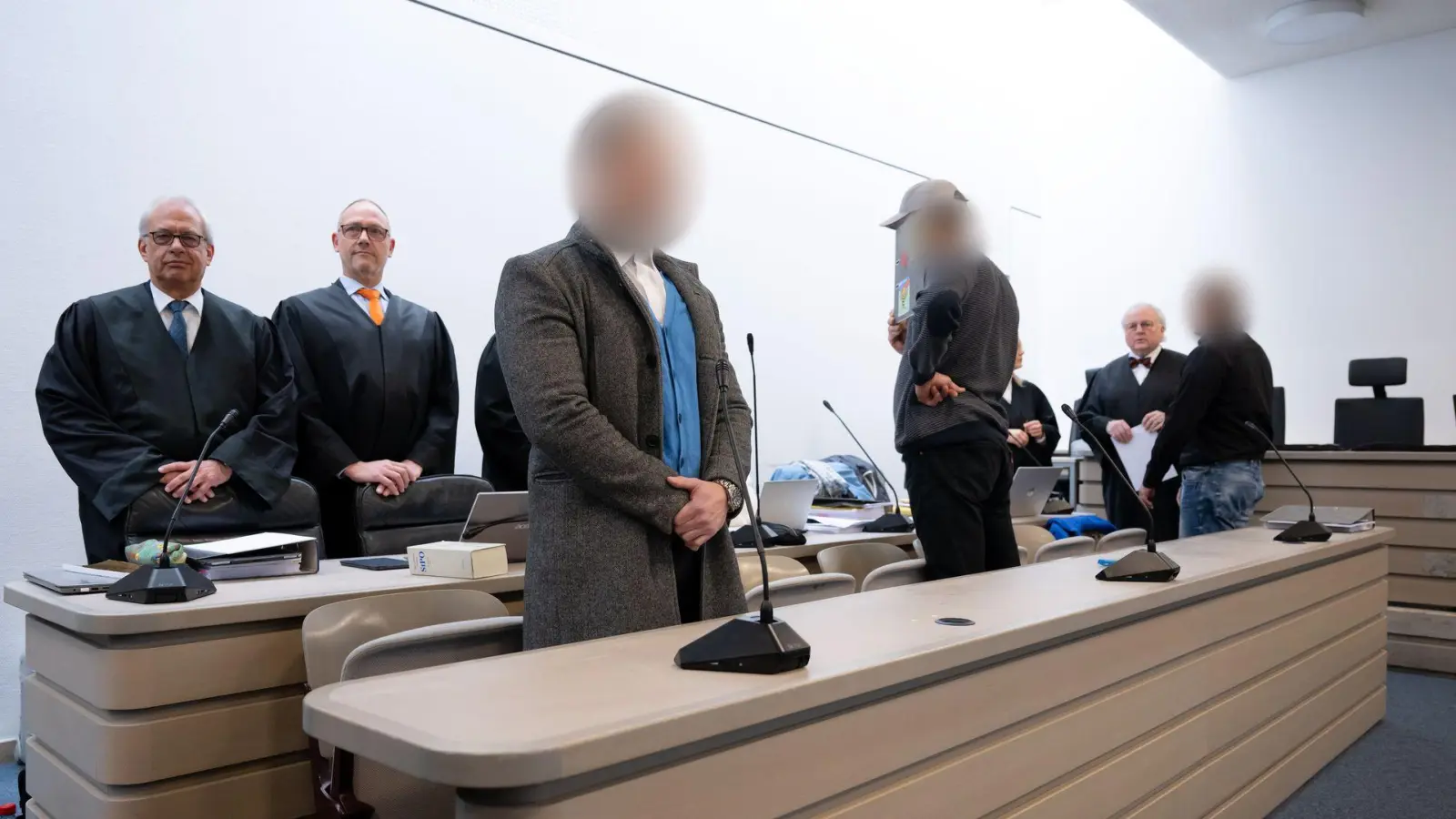 In Ingolstadt stehen seit Dienstag vier Männer vor dem Landgericht, weil sie den „Goldschatz von Manching” gestohlen haben sollen. Auch weitere Fälle – darunter aus Heilsbronn und Neustadt – stehen in der Anklage. (Foto: Sven Hoppe/dpa)