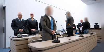 In Ingolstadt stehen seit Dienstag vier Männer vor dem Landgericht, weil sie den „Goldschatz von Manching” gestohlen haben sollen. Auch weitere Fälle – darunter aus Heilsbronn und Neustadt – stehen in der Anklage. (Foto: Sven Hoppe/dpa)