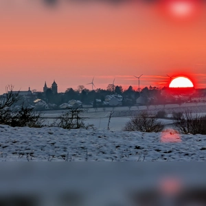 Über Rothenburg geht die Sonne unter - gesehen in Rothenburg. (Foto: Werner Schmidt)