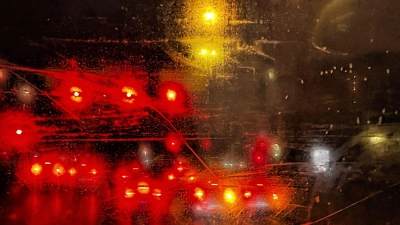 Beschlagene Autoscheiben entstehen häufig durch feuchte Luft im Innenraum: Heizung und Klimaanlage helfen, die Feuchtigkeit zu reduzieren. (Foto: Zacharie Scheurer/dpa-tmn)