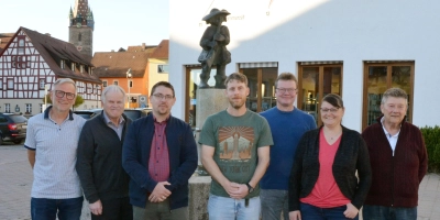 Aus dem Marktgemeinderat scheiden aus (von links): Jürgen Bräuer, Wolfgang Arlt, Steffen Wäger, Peter Auerochs, Dieter Keim, Sonja Schramm und Norbert Koschek. (Es fehlen Fritz Simon und Hans Pfeiffer).<br> (Foto: Yvonne Neckermann)