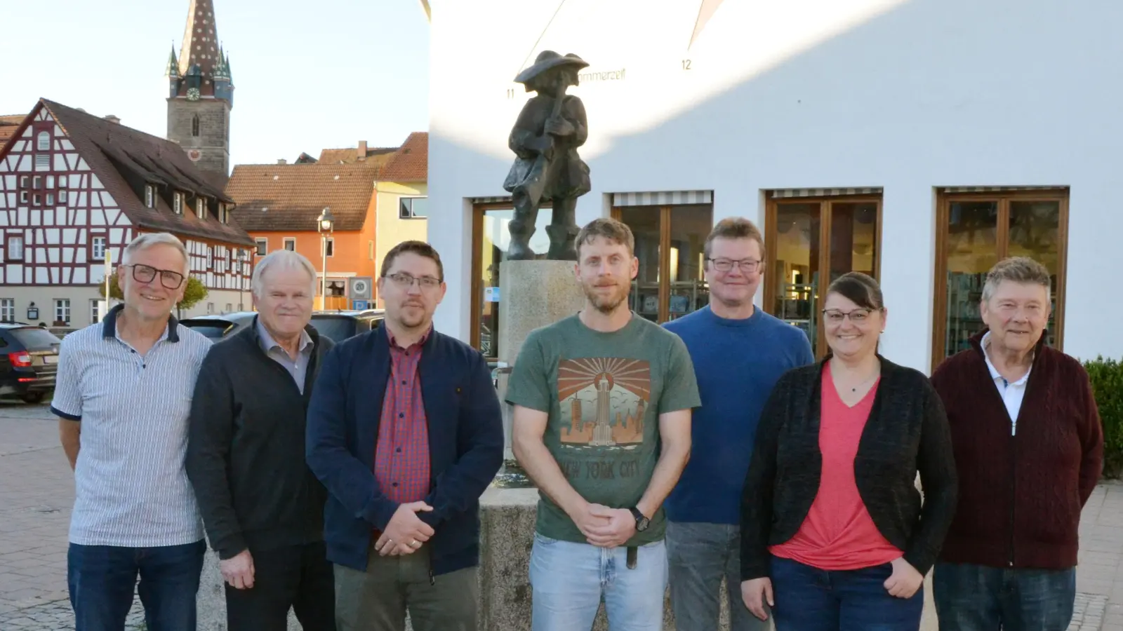Aus dem Marktgemeinderat scheiden aus (von links): Jürgen Bräuer, Wolfgang Arlt, Steffen Wäger, Peter Auerochs, Dieter Keim, Sonja Schramm und Norbert Koschek. (Es fehlen Fritz Simon und Hans Pfeiffer).<br> (Foto: Yvonne Neckermann)