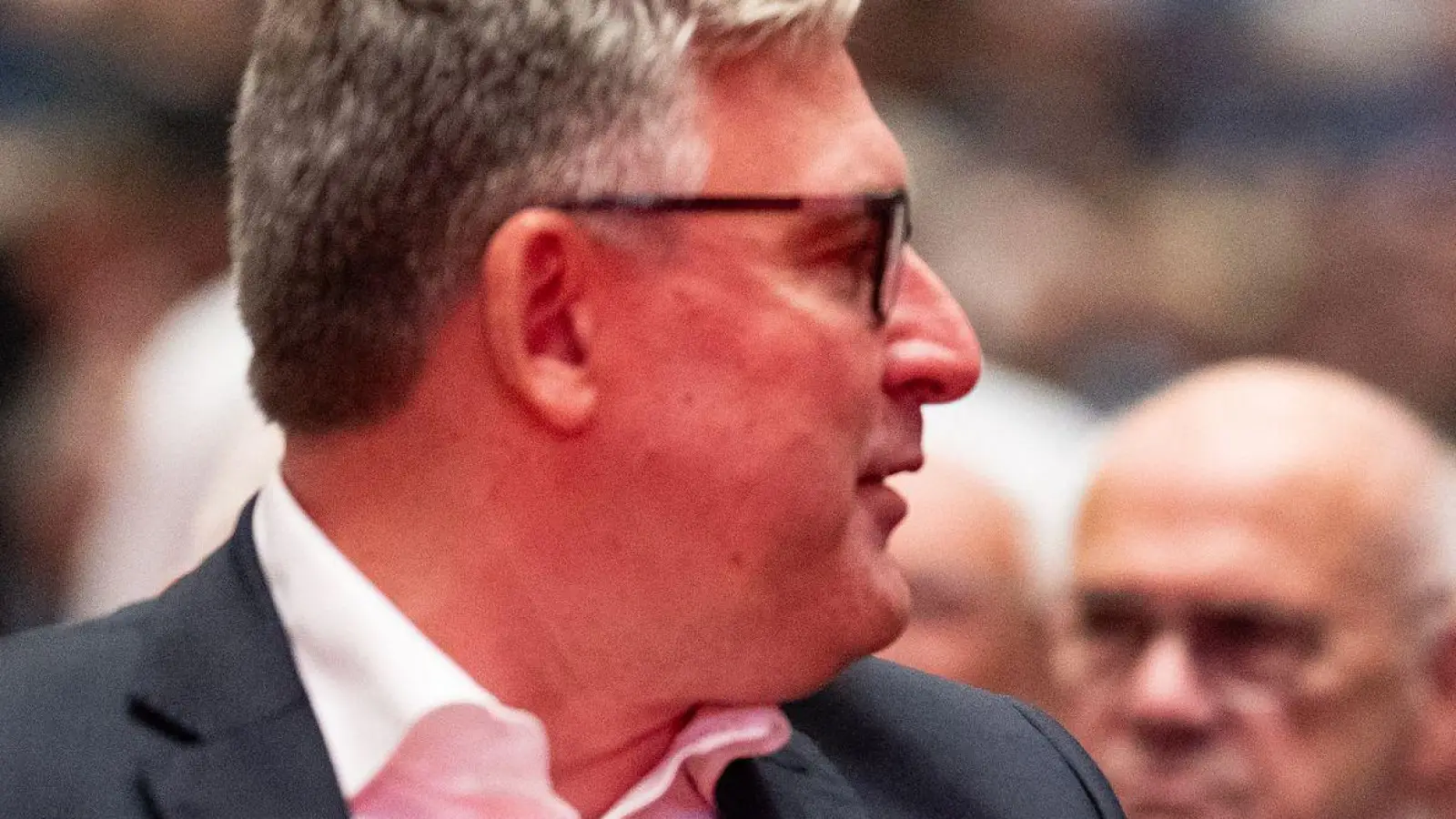 Axel Hellmann und Markus Krösche bei der Mitgliederversammlung. (Foto: Florian Wiegand/dpa)
