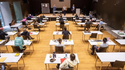 Die Abiturprüfungen im Freistaat beginnen. (Archivbild) (Foto: Peter Kneffel/dpa)