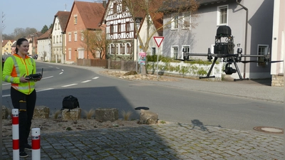Emilie Lüdicke ließ zu Vermessungszwecken die Drohne über Obernzenn aufsteigen.  (Foto: Helmut Meixner)