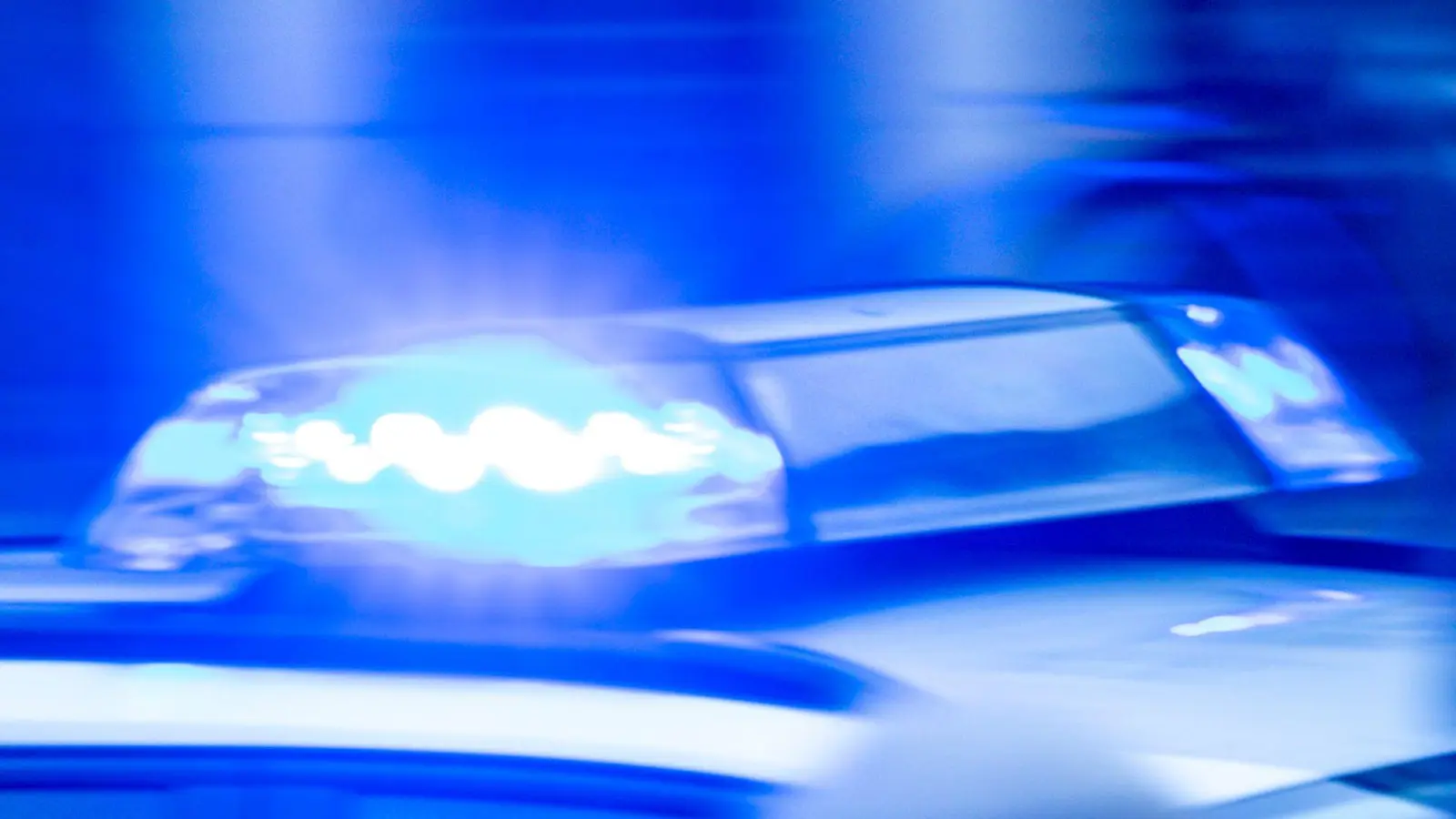 Eine Verfolgungsfahrt endet auf dem Feldweg - ein 18-Jähriger wird festgenommen. (Symbolbild) (Foto: Jens Büttner/dpa)