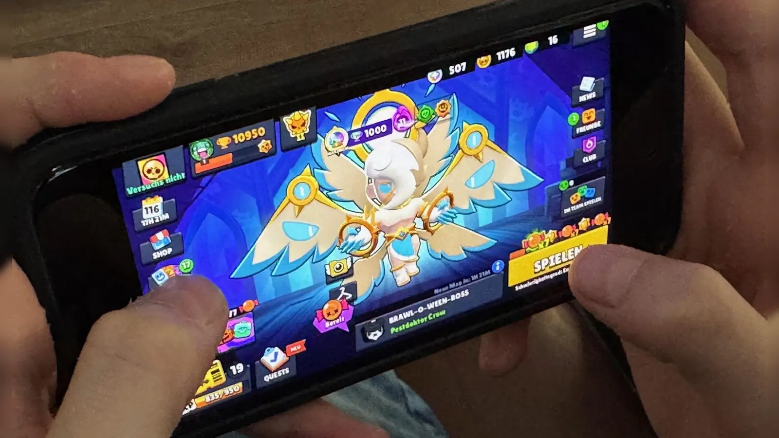 Spiele am Handy begeistern viele Jugendliche, das Suchtpotenzial ist dabei hoch. Laut Studien hängen Jugendliche in Deutschland im Durchschnitt täglich über fünf Stunden am Smartphone.  (Foto: Lara Hausleitner)