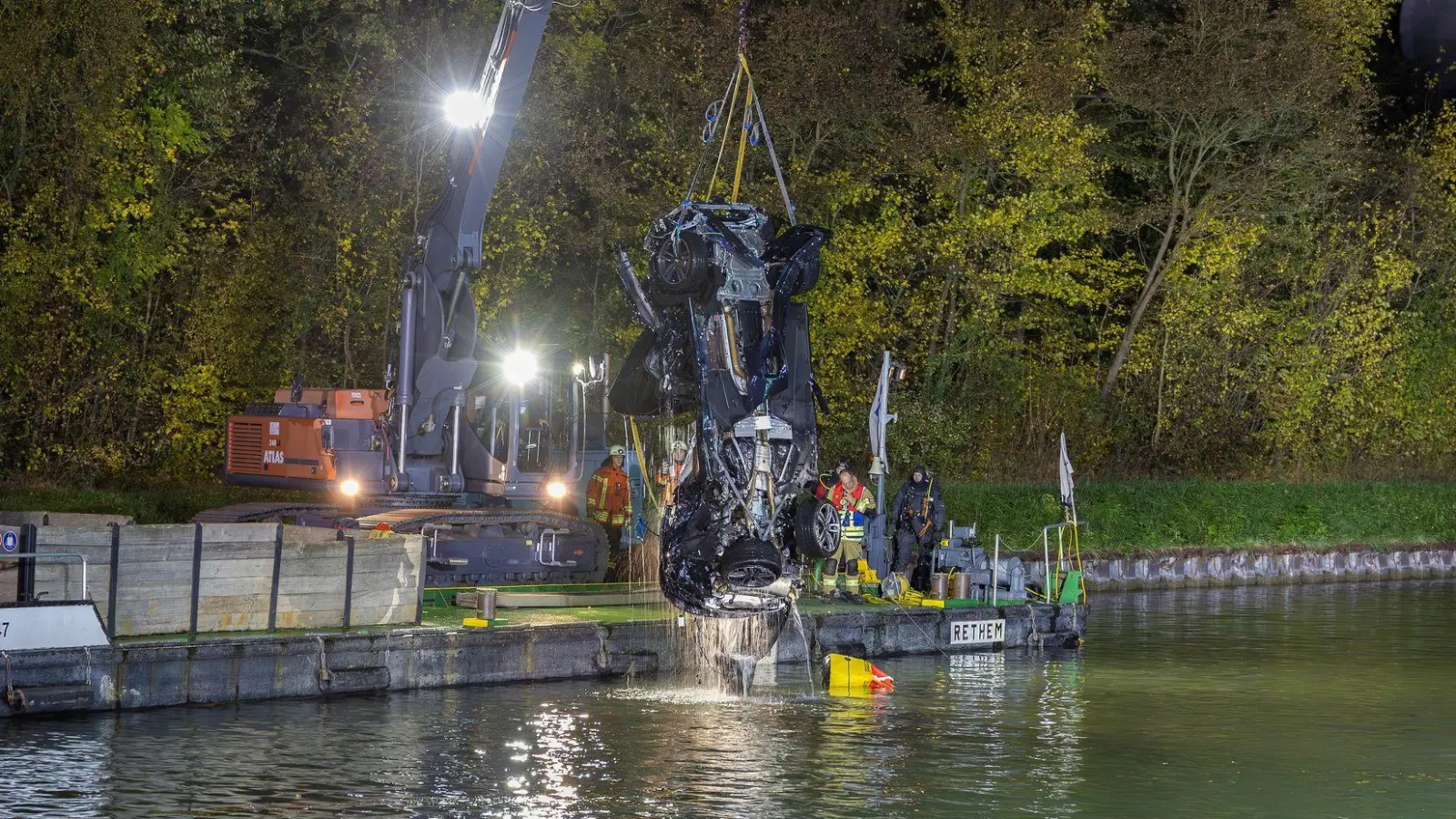 Die Bergung war laut Feuerwehr kompliziert. (Foto: Stefan Sobotta/dpa)