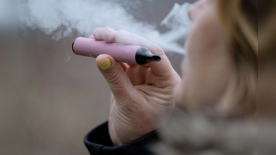 Trotz ihres vermeintlich harmlosen Images sind Vapes und E-Zigaretten keineswegs gesundheitlich unbedenklich. (Foto: Marijan Murat/dpa/dpa-tmn)