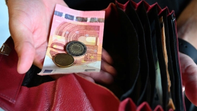 Einen Geldbeutel mit wertvollem Inhalt brachte ein 27-Jähriger zur Dinkelsbühler Polizei. (Symbolbild: Felix Hörhager/dpa)