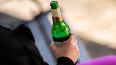 Während bei jungen Frauen das Rauschtrinken zurückgegangen ist, liegt es bei jungen Männern laut einer Studie weiterhin auf hohem Niveau. (Foto: Silas Stein/dpa)