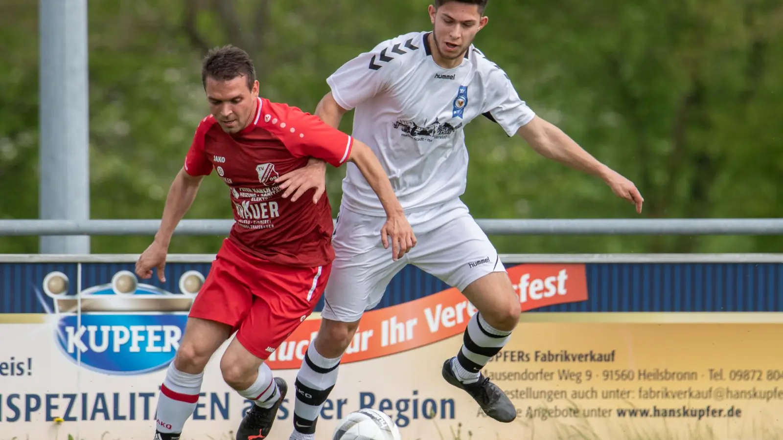 In der A-Klasse angekommen: Pavlos Laskaridis (rechts) mit Kreisklassenabsteiger FC Heilsbronn. (Foto: Markus Zahn)