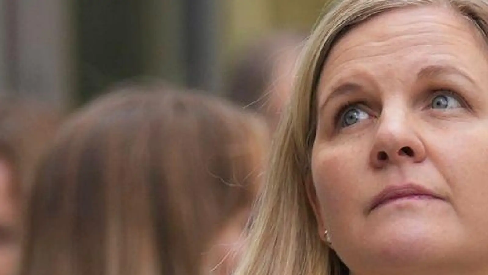 Kirsty Coventry (r) äußert sich zum Start von russischen Athleten bei Winter-Olympia in Italien (Foto: Antonio Calanni/AP/dpa)