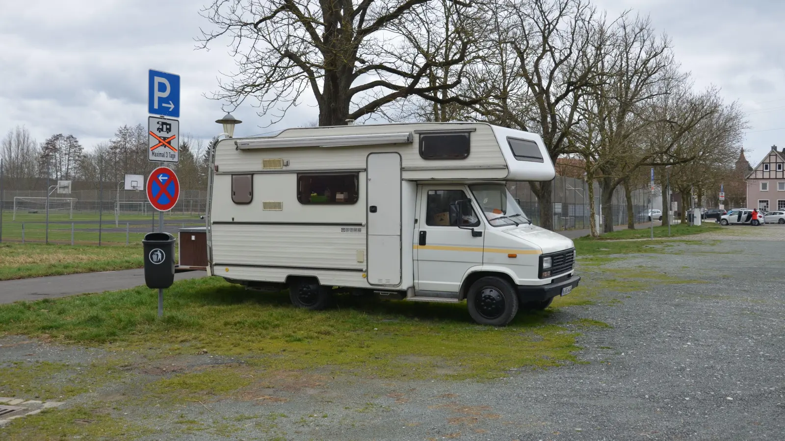 Im Februar nicht unbedingt ein Schmuckstück, aber für die touristische Infrastruktur spätestens ab dem Frühling wieder unverzichtbar: Der Wohnmobilstellplatz am Rand des Neustädter Festplatzes. (Foto: Max Fichtner)