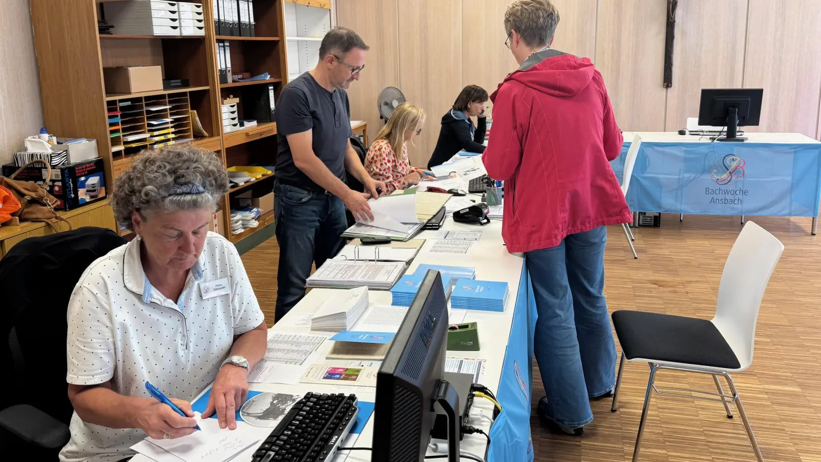 Im Pfarrzentrum St. Ludwig ist das Festivalbüro der Bachwoche eingerichtet. Hier gibt es alle Informationen zu dem internationalen Musikfest.  (Foto: Lara Hausleitner)