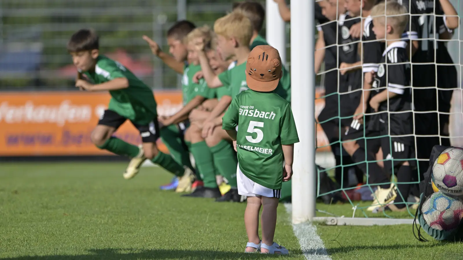 Startschuss in der Regionalliga Bayern bei der SpVgg Ansbach. Erst durften die Kleinen einlaufen, dann folgten die Großen. (Foto: Martin Rügner)