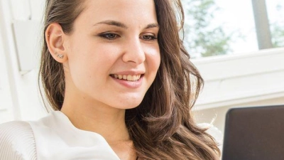 Unsicher bei Versicherungen? Der Online-Check der Verbraucherzentralen schafft Klarheit – direkt vom Sofa aus. (Foto: Christin Klose/dpa-tmn)