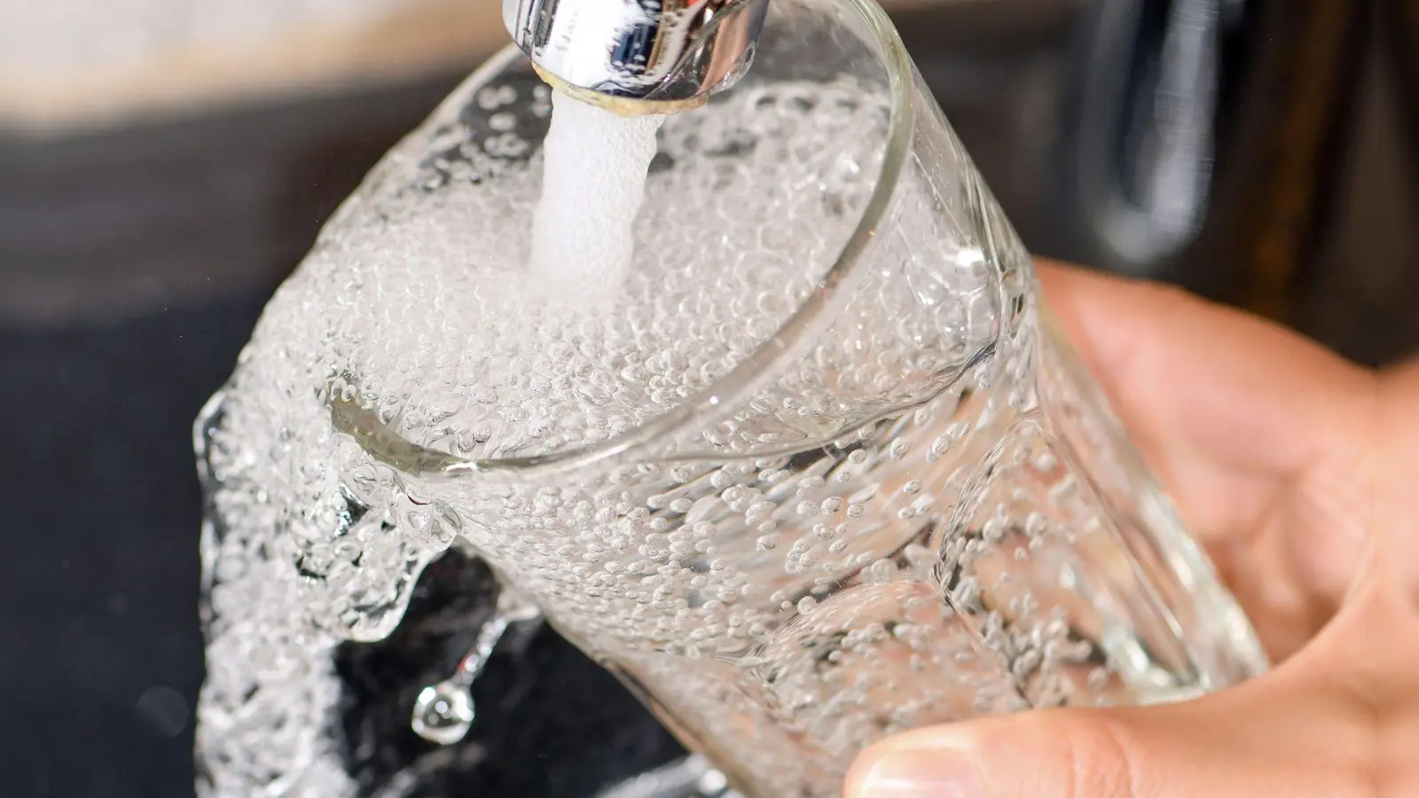 In Würzburg und Gerbrunn muss das Wasser abgekocht werden. (Symbolbild) (Foto: Patrick Pleul/dpa-Zentralbild/dpa)