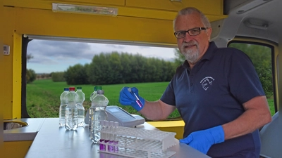 Harald Gülzow analysierte die Wasserproben. (Foto: Ruben Wiltsch)