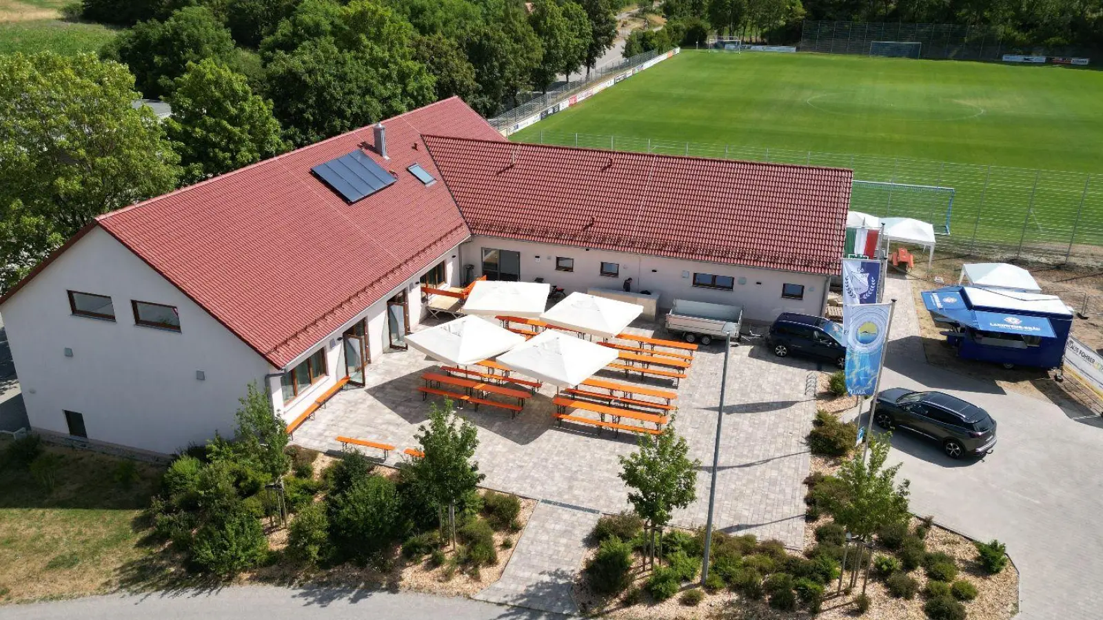 Hier im Dorfgemeinschaftshaus am Sportplatz feiert Erzberg seine Kirchweih.  (Foto: FC Erzberg-Wörnitz)