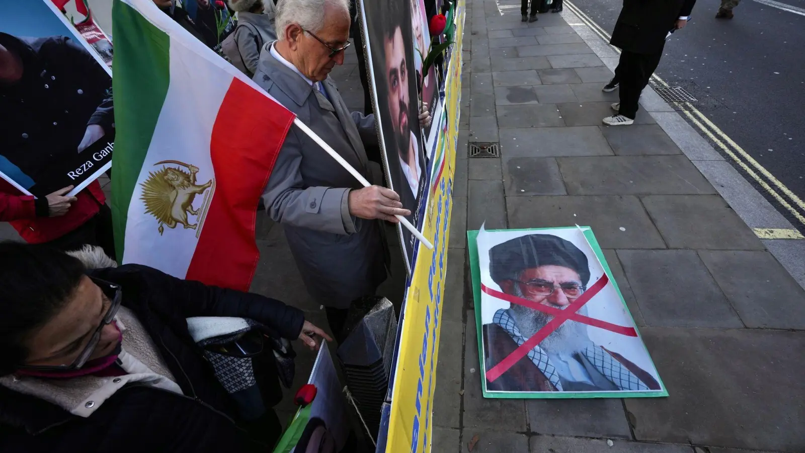 Auch in London protestieren Menschen gegen die Führung der Islamischen Republik.  (Foto: Kin Cheung/AP/dpa)