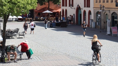 Den Martin-Luther-Platz und den Johann-Sebastian-Bach-Platz hatte die CSU in ihrem Antrag mit Blick auf das Fahrradfahren in der Fußgängerzone ausgeklammert. (Foto: Thomas Schaller)