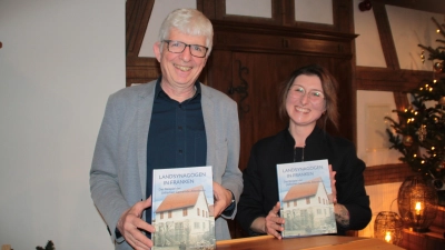 Dr. Herbert May und Saskia Müller präsentieren ihr Werk, das sie kürzlich vorgestellt haben. (Foto: Hans-Bernd Glanz)