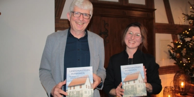 Dr. Herbert May und Saskia Müller präsentieren ihr Werk, das sie kürzlich vorgestellt haben. (Foto: Hans-Bernd Glanz)