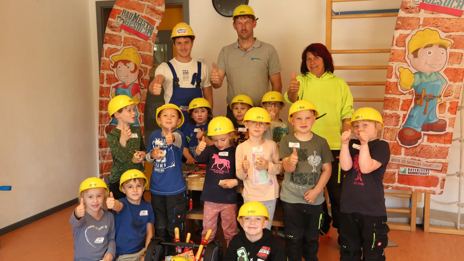 Daumen nach oben: Die Mädchen und Jungen der evangelischen Kindertagesstätte waren mit Feuereifer dabei, als es darum ging, das Modell eines Hauses zu fertigen. (Foto: Martina Kramer)