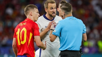 Spaniens Dani Olmo (l) und Englands Harry Kane schossen jeweils drei Treffer. (Foto: Christian Charisius/dpa)