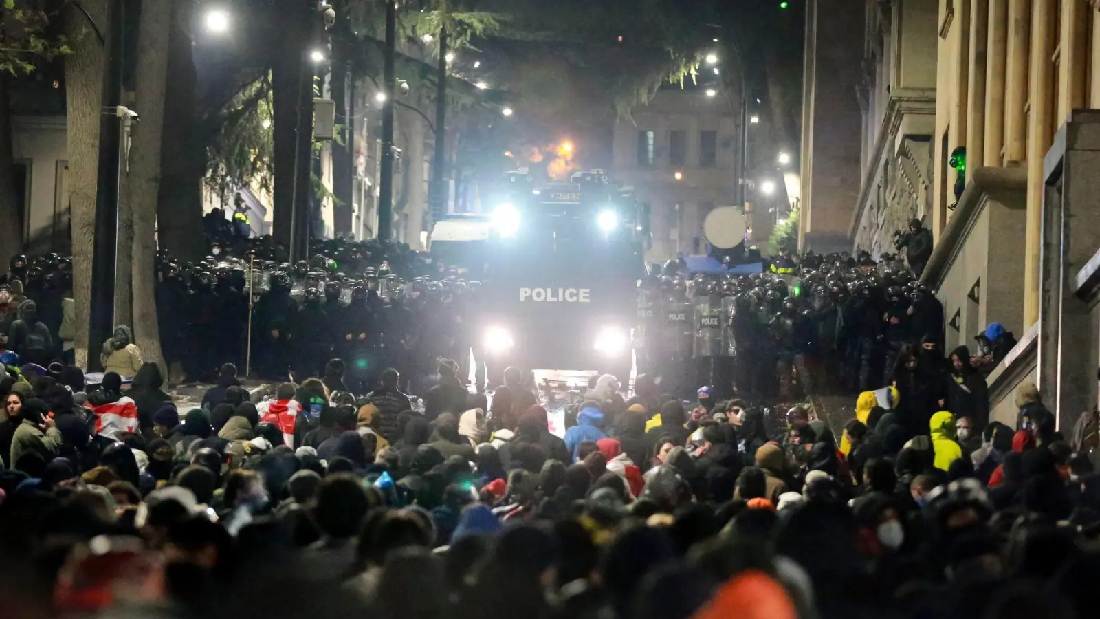 Polizei und Demonstranten lieferten sich in der Nacht schwere Auseinandersetzungen vor dem Parlamentsgebäude. (Foto: Zurab Tsertsvadze/AP/dpa)