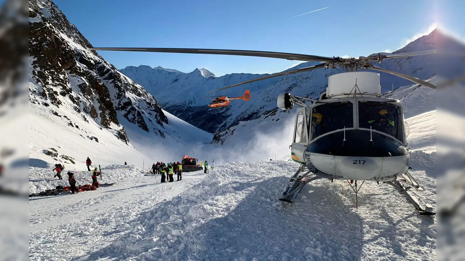 Ein Hubschrauber beim Einsatz in den Südtiroler Alpen. (Symbolbild) (Foto: Uncredited/ANSA/AP/dpa)