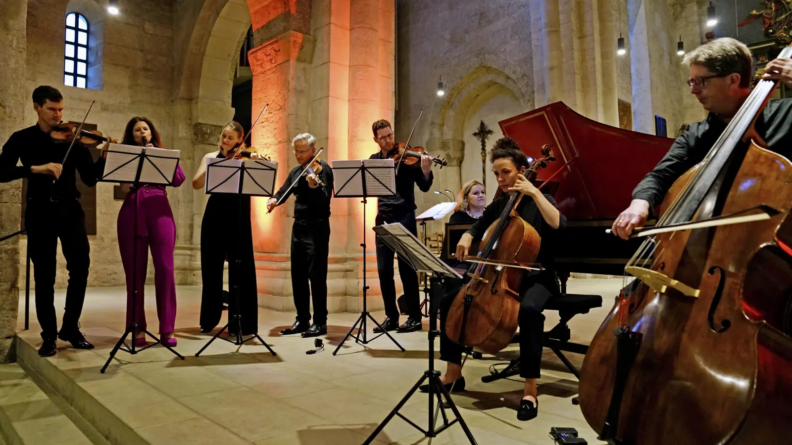 Zum Freundschaftsensemble bei Vivaldis „Jahreszeiten” vereint (von links): Viktor Stenhjem (Violine), Dorothee Oberlinger (Blockflöte, Leitung), Franziska Hölscher (Violine, Leitung + künstlerische Leiterin Fränkischer Sommer), Adrian Bleyer (Violine), David Schreiber (Viola), Olga Watts (Cembalo), Ursina Maria Braun (Violoncello) und Peter Schlier (Kontrabass); (Foto: Elke Walter)