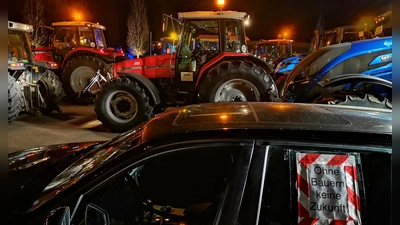 Seit dem frühen Morgen laufen in der Region Protestaktionen. Das Foto entstand in Rothenburg am Parkplatz vor der Mehrzweckhalle, der Sammelpunkt für zahlreiche Schlepper war. Von dort schwärmten die Landwirte aus, um für Pendler vor allem die Zufahrt zur Autobahn zu verlangsamen und damit ein Zeichen zu setzen. (Foto: Jürgen Binder)