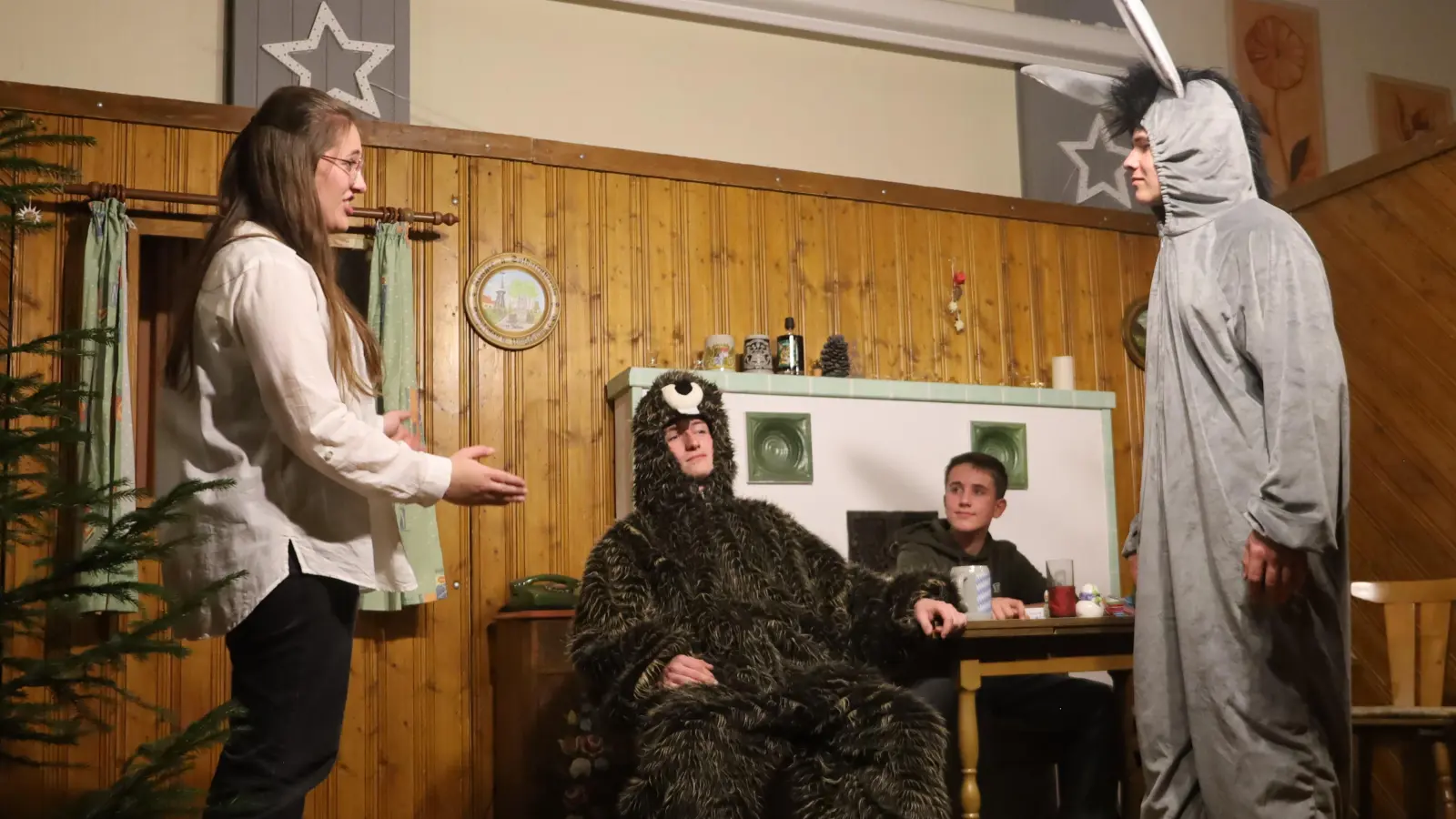 Eine Szene aus „Stille Nacht und Gänsebraten”: Mitglieder der Evangelischen Landjugend Krapfenau erhielten für ihre Darbietung und beim anschließenden Theaterabend viel Applaus.	 (Foto: Claudia Möbus)