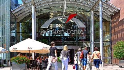 Im Brücken-Center und bei den Innenstadt-Kaufleuten erhofft man sich heute ein Umsatzplus durch den geteilten Feiertag Mariä Himmelfahrt. Traditionell kommen viele katholische Bewohner des Umlandes an diesem Tag zum Einkaufen nach Ansbach. (Foto: Jim Albright)