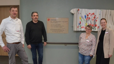 Ein engagiertes Team unterstützt bei vielen Problemen im oft herausfordernden Pflegealltag (von links): Einrichtungsleiter Thomas Stepper, die Pflegefachkräfte Michael Körber und Monika Eberlein sowie Diakoneo-Regionalleiterin Laura Wiesinger.  (Foto: Yvonne Neckermann)