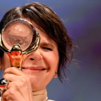 Die französische Schauspielerin Juliette Binoche erhielt einen Kristallglobus für ihr Lebenswerk. (Foto: Šulová Kateøina/CTK/dpa)