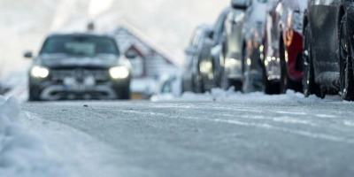 Den ganzen Tag über wird morgen vor plötzlich überfrierender Nässe gewarnt. (Foto: Daniel Vogl/dpa)