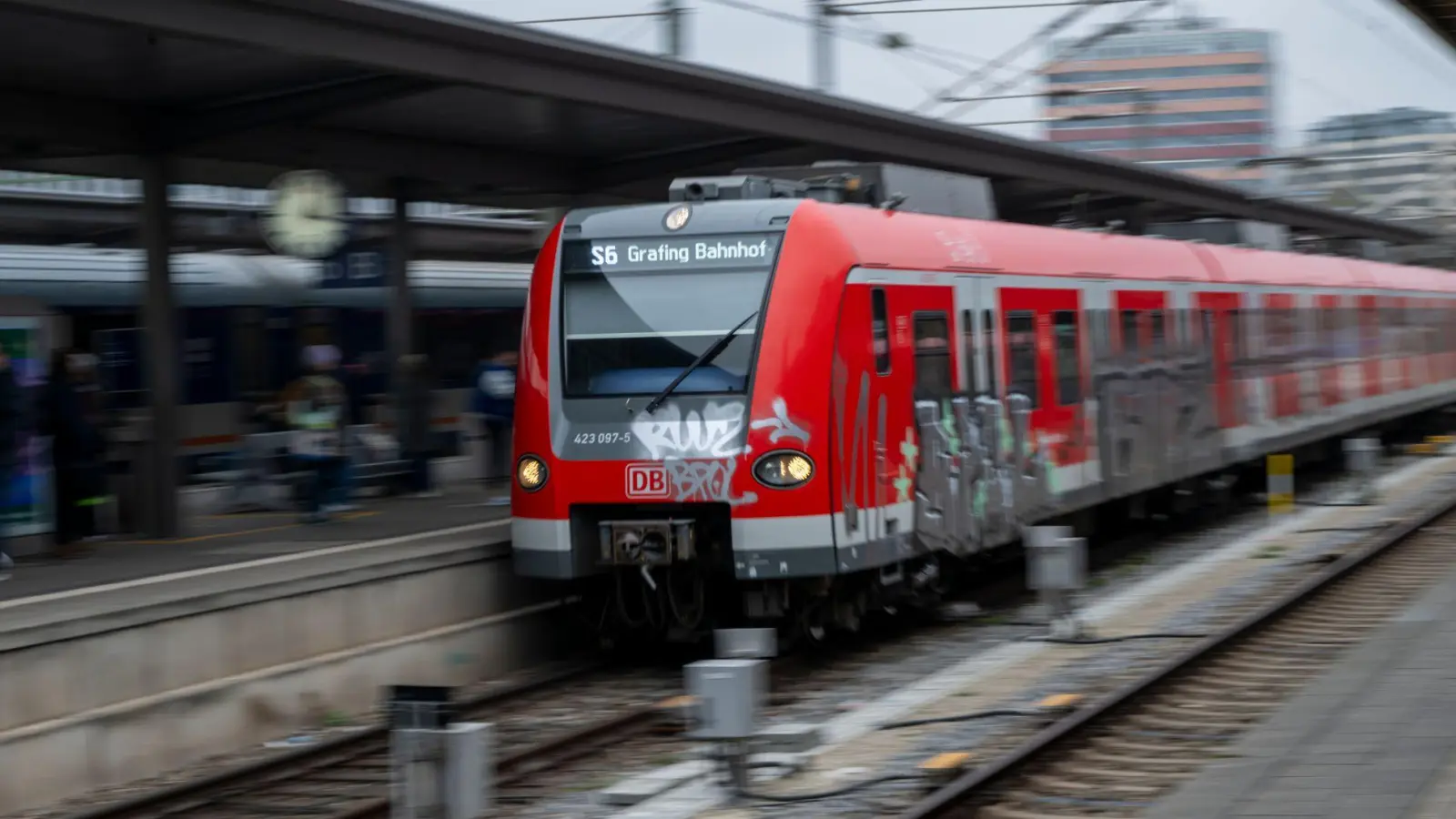 Auf der Münchner S-Bahn-Stammstrecke gibt es dieses Wochenende Einschränkungen. (Symbolbild) (Foto: Peter Kneffel/dpa)