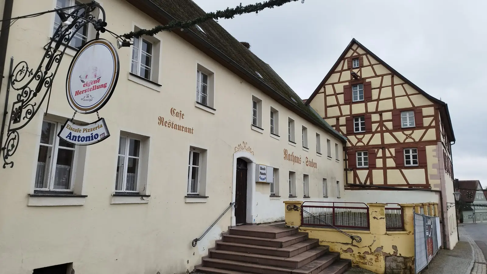 Der Umbau der alten Brauerei Hellein in der Merkendorfer Altstadt ist seit Jahren ein Thema. Nach dem Grundsatzbeschluss im Februar schreiten nun die Planungen weiter voran und im kommenden Jahr soll der Bau beginnen. (Foto: Robert Maurer)