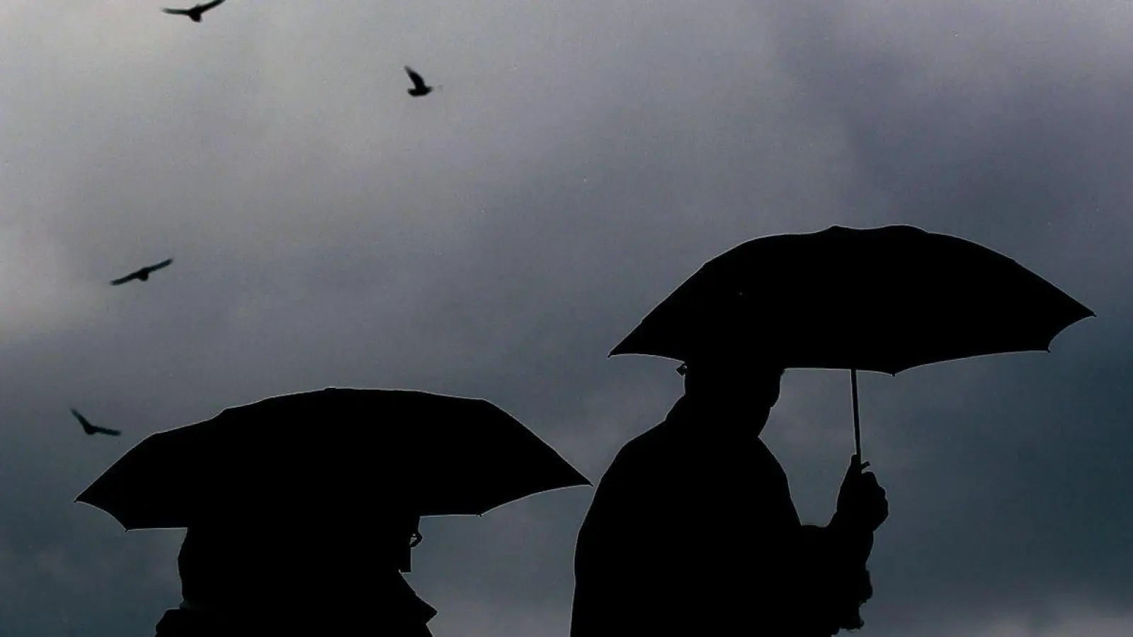 In der Mitte Deutschlands müssen sich die Menschen auf Regen einstellen. (Foto: Oliver Berg/dpa)