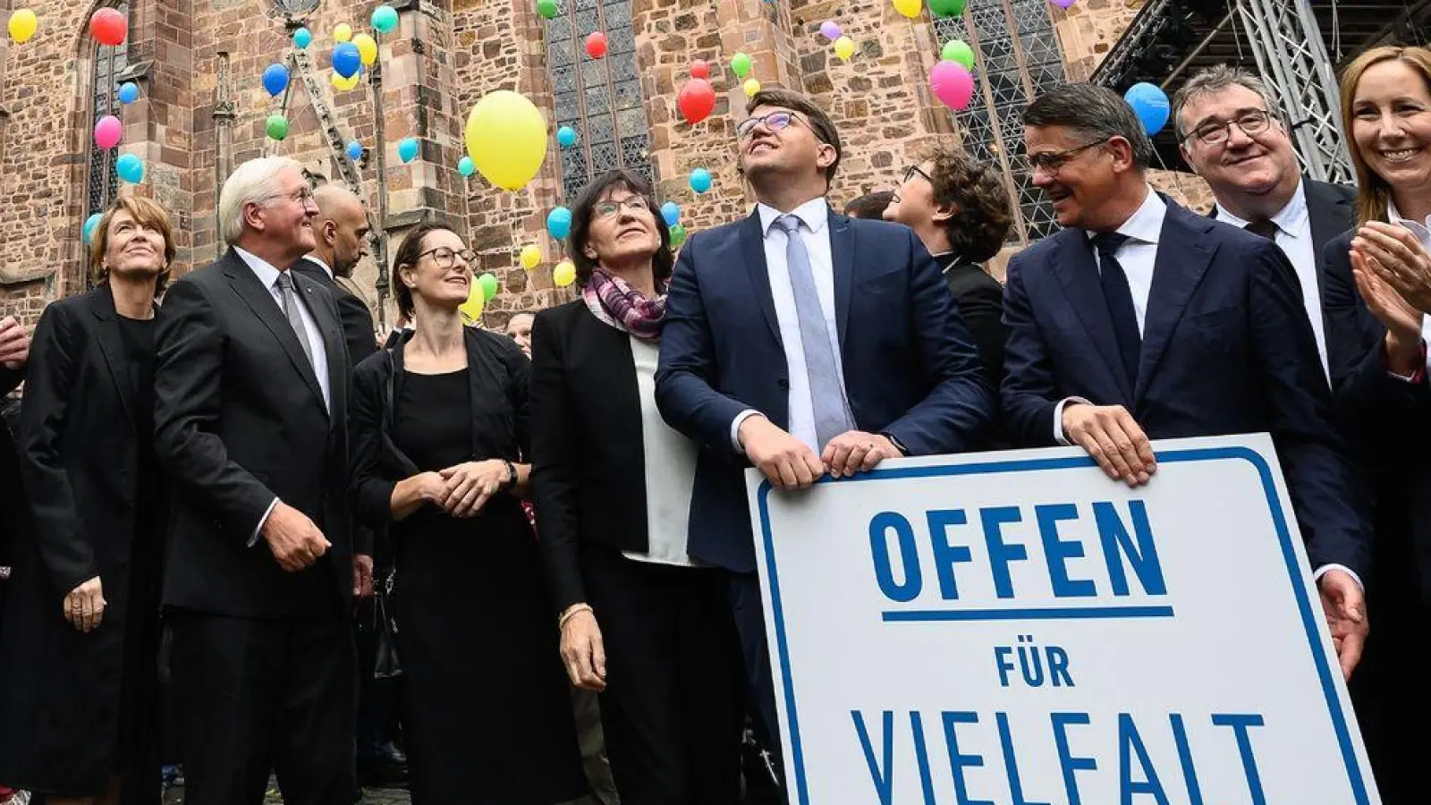 Bundespräsident Frank-Walter Steinmeier (M) lässt zusammen mit Gästen rund 500 Luftballons nach der Gedenkfeier in den Himmel vor der Martinskirche in Kassel steigen. (Foto: Swen Pförtner/dpa)