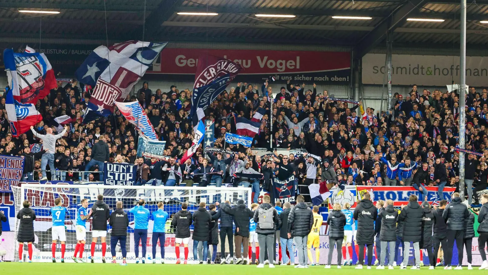 Kiels Spieler feiern mit den Fans den Sieg. (Foto: Frank Molter/dpa)