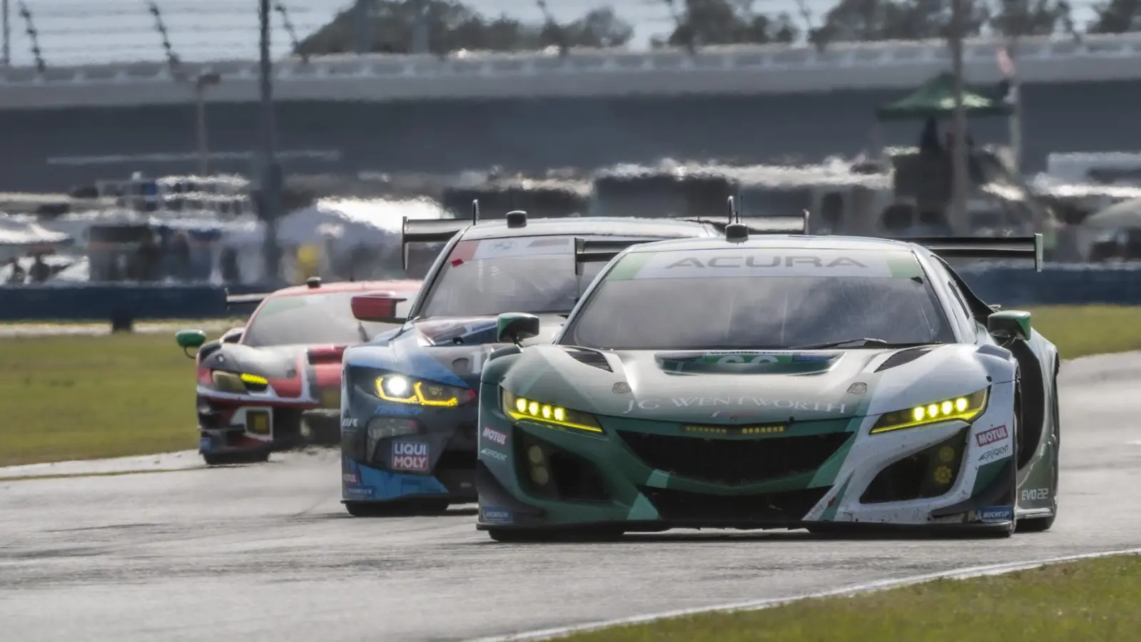 Wie im Januar bei den 24 Stunden von Daytona fährt Mario Farnbacher (vorne) auch künftig in der GT World Challenge America wieder in einem Acura NSX GT3. (Foto: JCRB Photography)